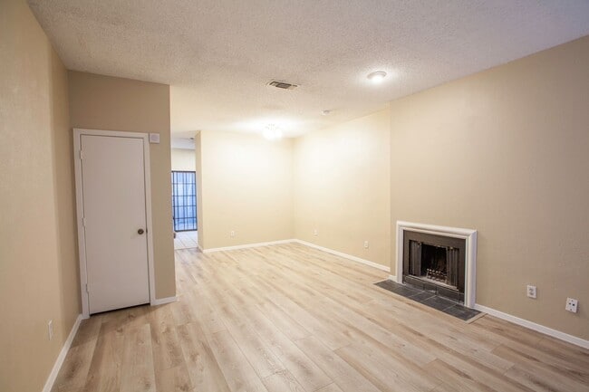 Building Photo - Dallas Townhome with Reserved Parking