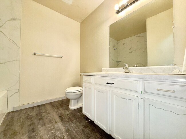 Foto del edificio - North-East Tri-Level Home w/ Newer Carpet!