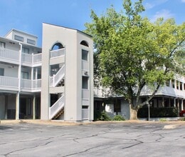 Building Photo - 3200 Lynnhaven Dr