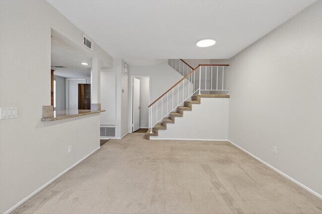 Foto del edificio - Spacious 3-Bedroom Townhome in Orangethorp...