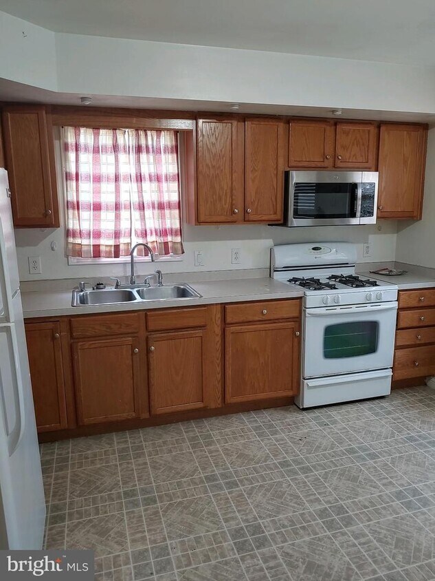 618 1/2 Hunter St, Gloucester City, NJ 08030 House Rental in