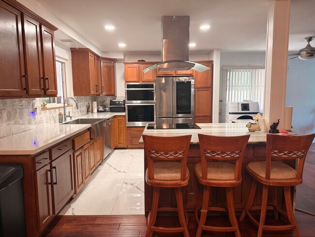 Foto del edificio - 3-4 bedroom house across from park, available now!