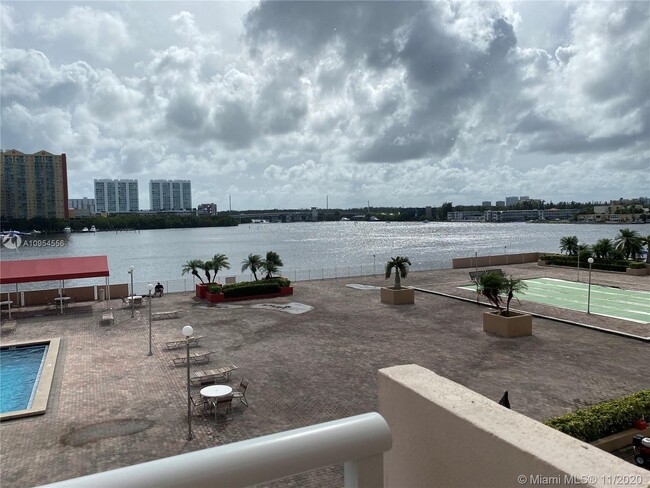 Building Photo - WINSTON TOWERS 100 CONDO