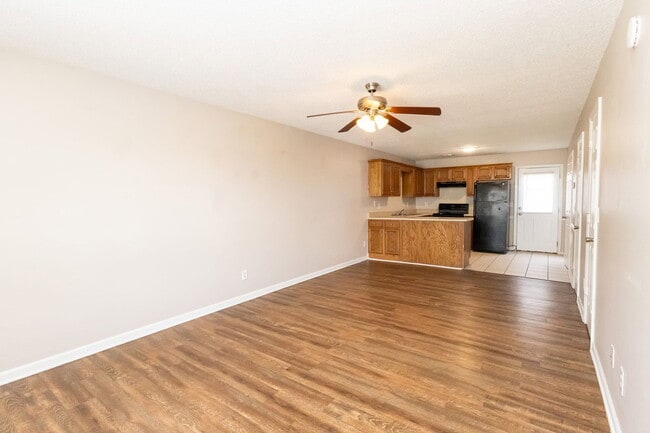 Building Photo - 464 Guyler St