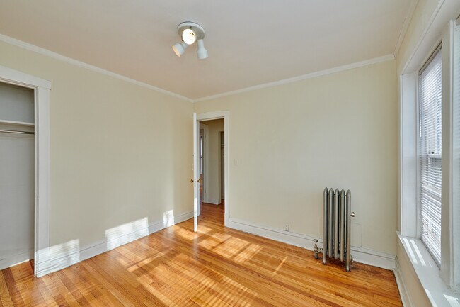 Building Photo - 2536 W Thorndale Ave