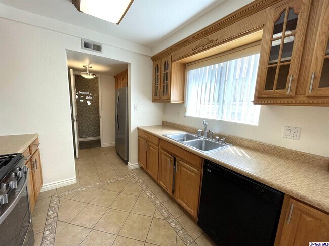 Building Photo - 544 E Cypress Ave
