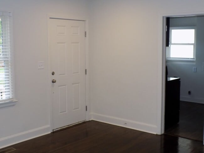 Building Photo - Charming Two Bedroom Duplex in Commonwealth Park!