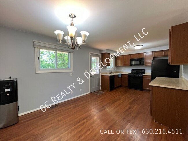 Building Photo - ***SCHAUMBURG LOCATION / RAISED RANCH 3 BD...