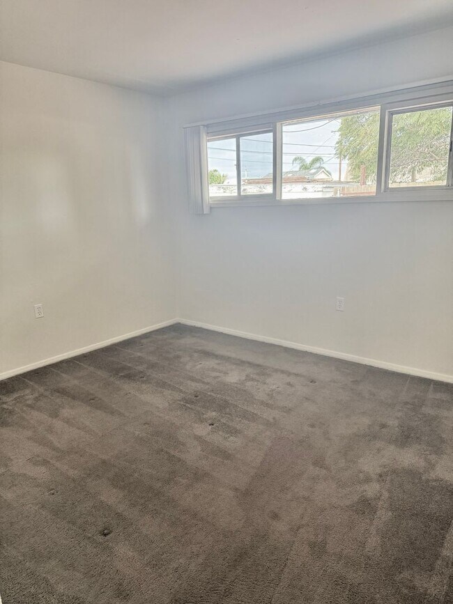 Building Photo - CLAIREMONT DRIVE