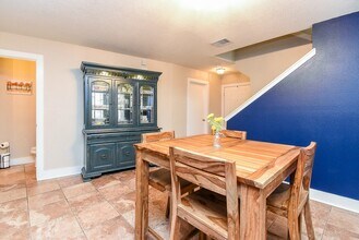 Building Photo - 10735 Cobblecreek Way