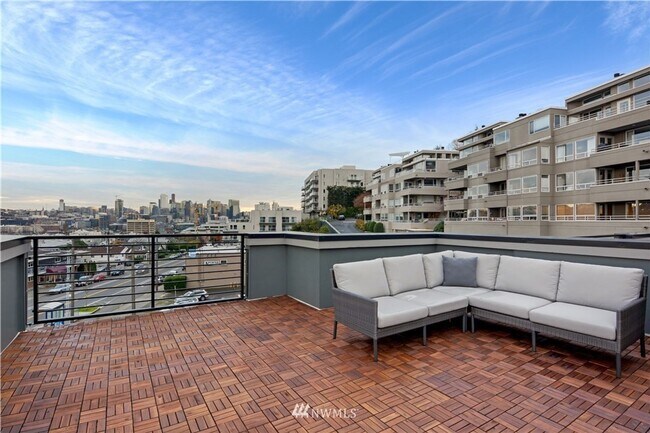 Foto del edificio - Modern Townhouse with Rooftop Deck & Skyli...