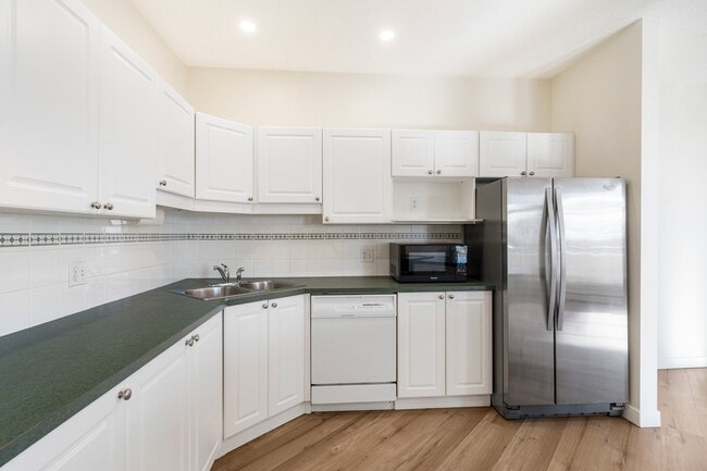 Building Photo - 5201-5201 Dalhousie Dr NW