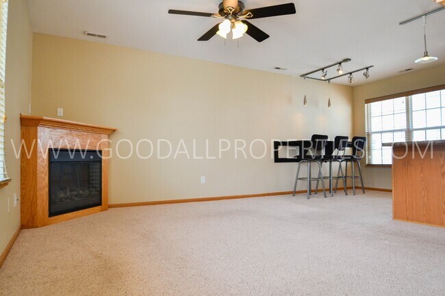 Building Photo - 2 Bath Town home in Urbandale