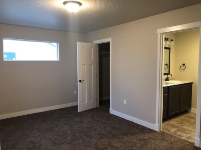 Building Photo - 1935 N Travis Ln