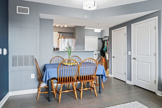 Building Photo - 2 Bedroom 2 Bath Condo Open Floor-plan, Stainless Steel Appliances, Pool, Concierge and More