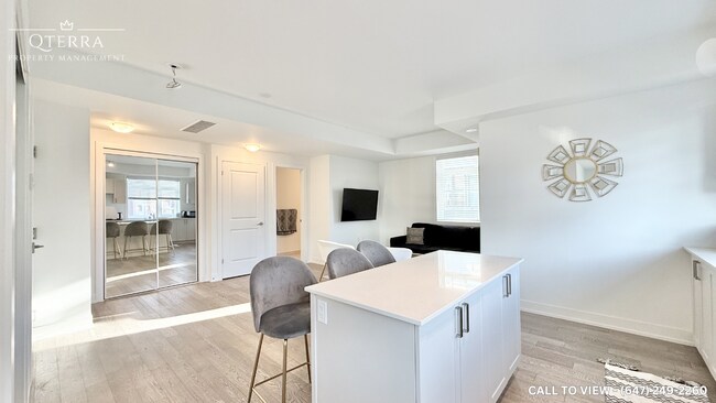 Photo du bâtiment - 1075 Douglas Mccurdy Cmn