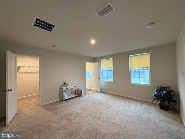 Building Photo - 27003 Greenleaf Dr