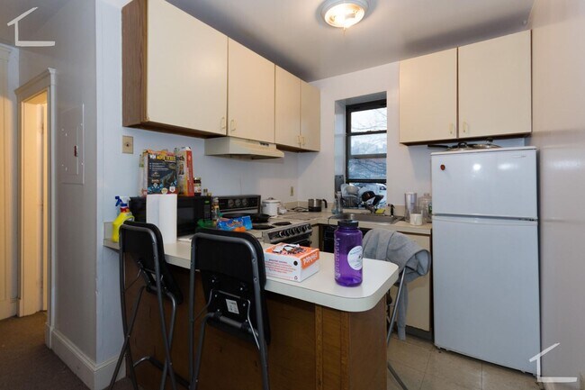 Building Photo - 823 Beacon St
