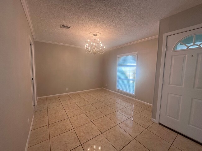 Foto del edificio - CUTE 3/2 NESTLED ON A CORNER LOT IN CONVER...