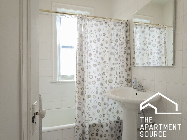 Building Photo - 4507 N Greenview Ave