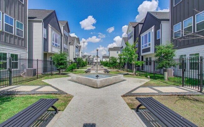 Foto del edificio - 8325 Springwood Crk Ln