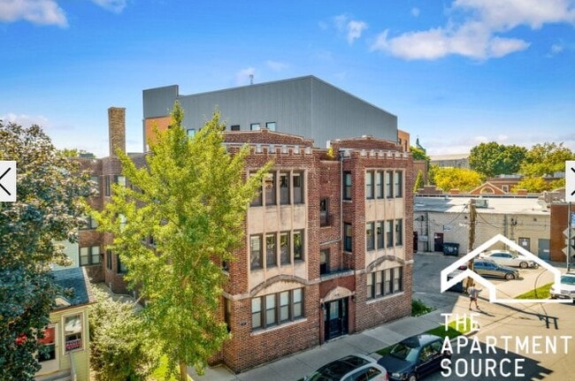 Building Photo - 2233 W Wilson Ave