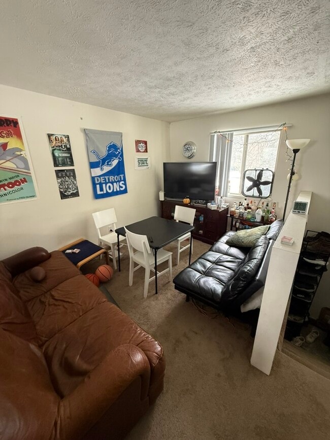 Building Photo - 805 Hicks Dr