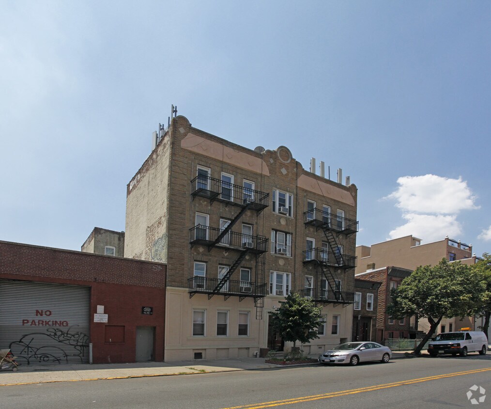 Primary Photo - 666 39th St