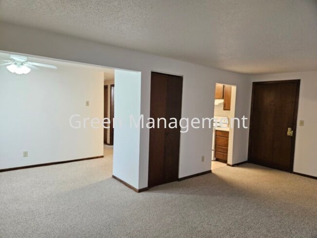 Building Photo - 2 Bedroom Heat Paid with Garage