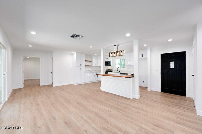 Building Photo - 2576 Avenida De Las Plantas