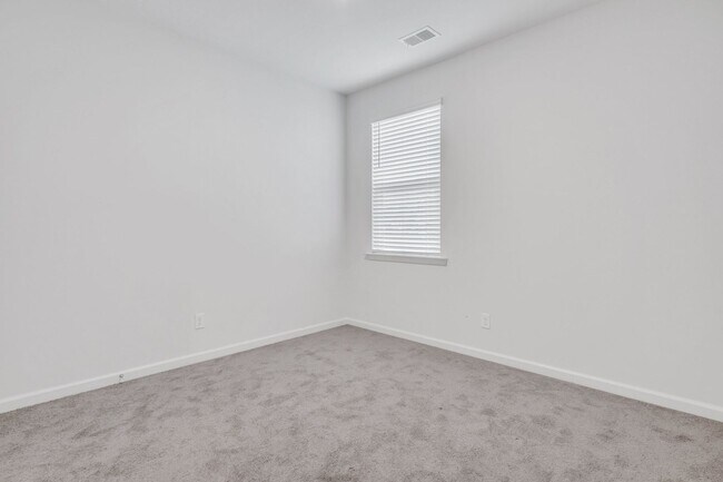 Foto del edificio - 4 BEDROOMS & FENCED YARD!