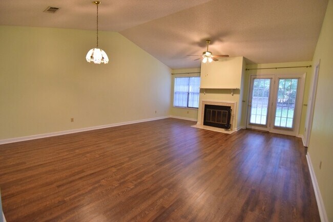Building Photo - 823 Ashlyn Forest Dr