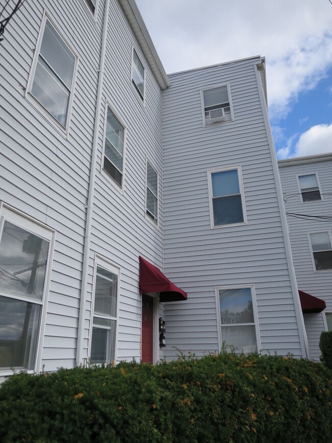 Building Photo - 3 Elm St