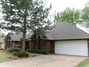 Building Photo - 2804 NE Scottsdale Cir