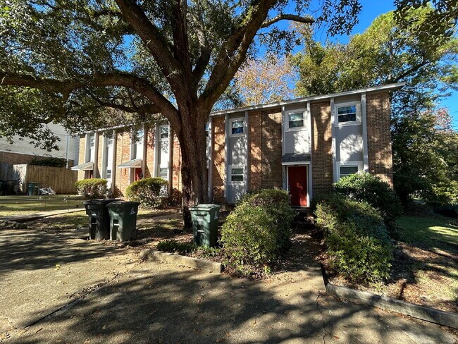 Foto del edificio - 2BR/1.5BA Townhouse Apartment Conveniently Located!