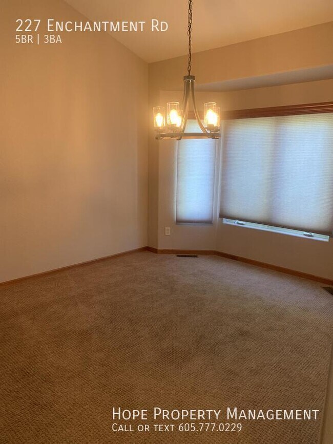 Foto del edificio - 227 Enchantment Rd