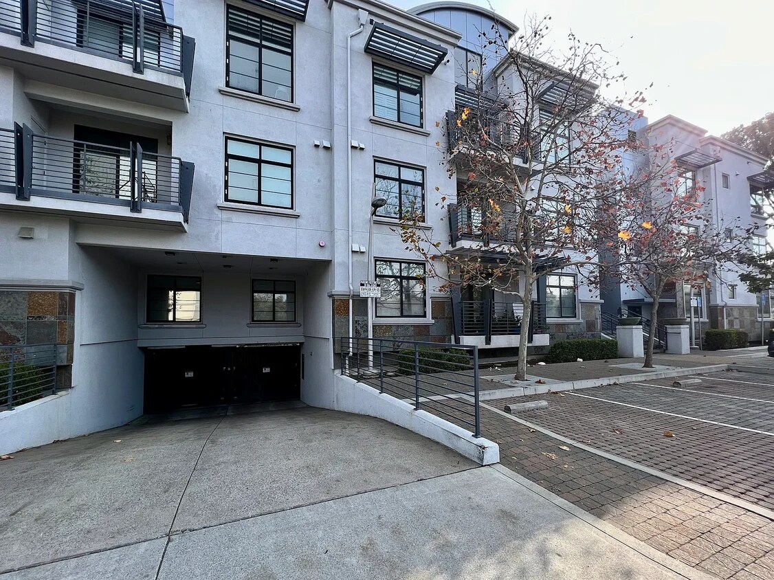 Foto principal - 10745 N De Anza Blvd