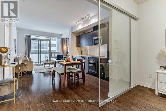 Photo du bâtiment - 460 Adelaide St E