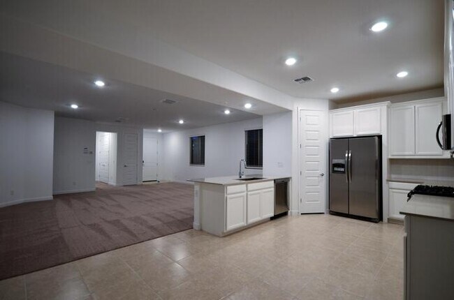 Building Photo - 319 Pinnacle Ridge Dr