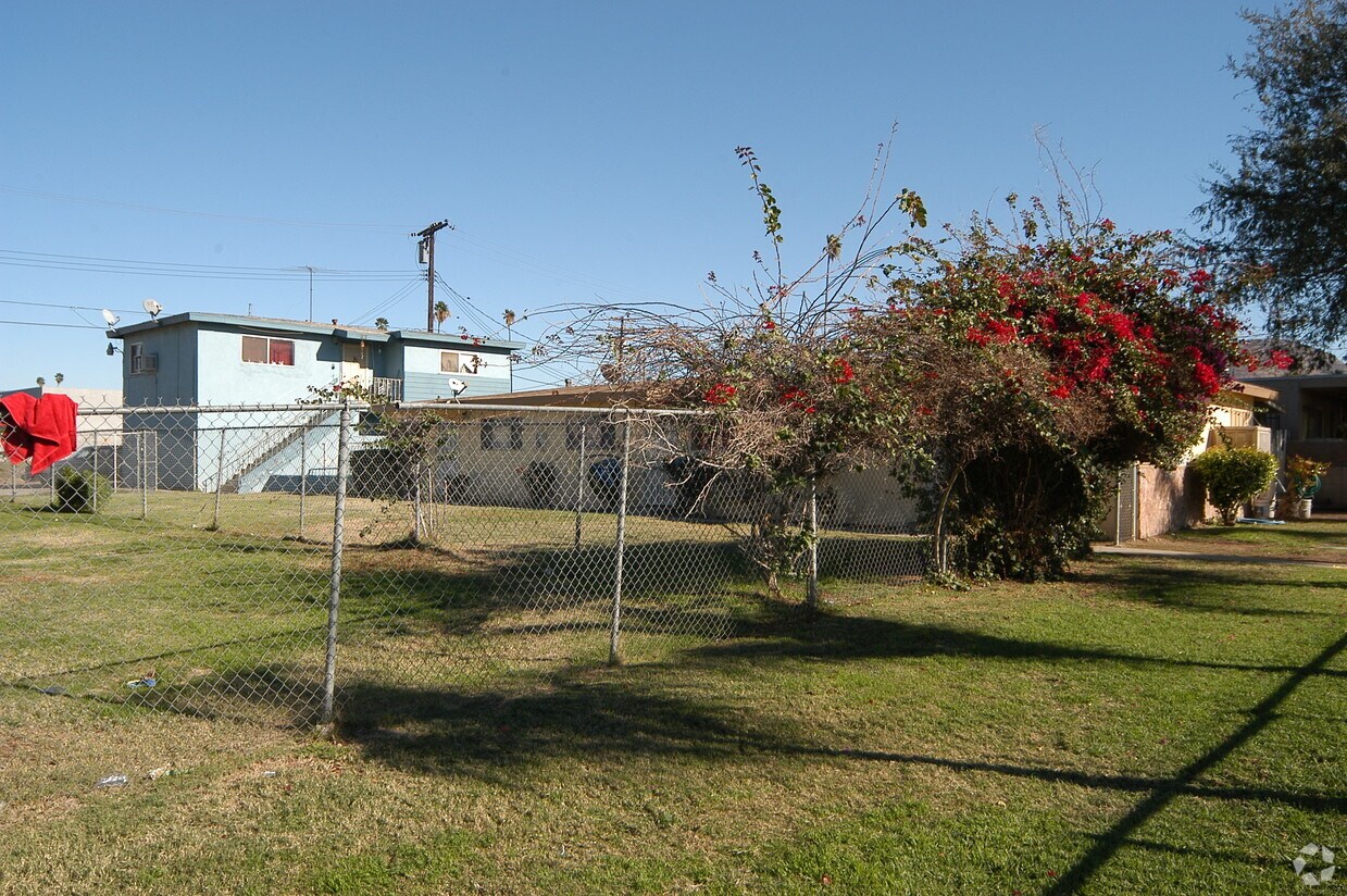 Foto principal - 1351 1353, 1355, 1357 Villa St