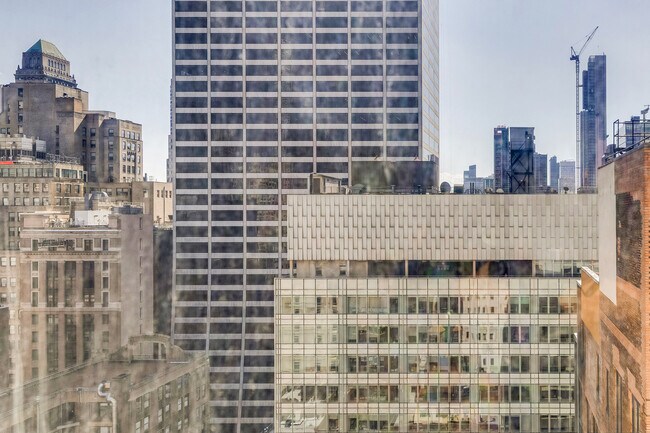 Foto del edificio - 70 W 45th St