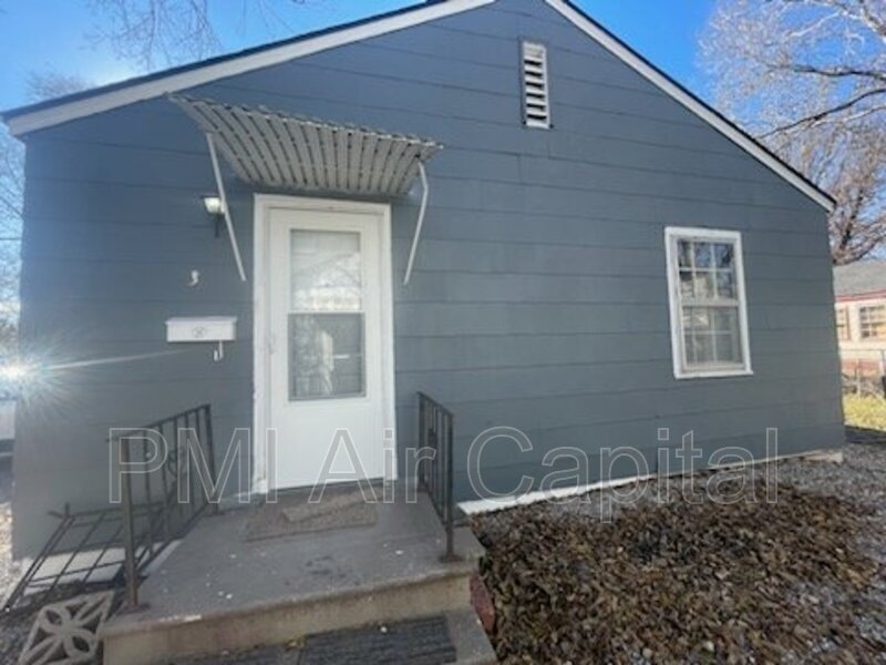 Primary Photo - 4313 E Boston Dr