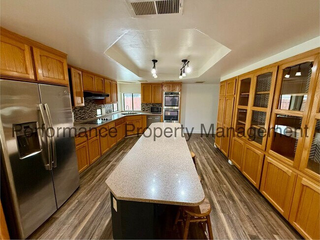 Foto del edificio - Stunning 3 Bed/2 Bath NW Bakersfield Ranch Home w/ Pool, Solar & $0 Deposit Option