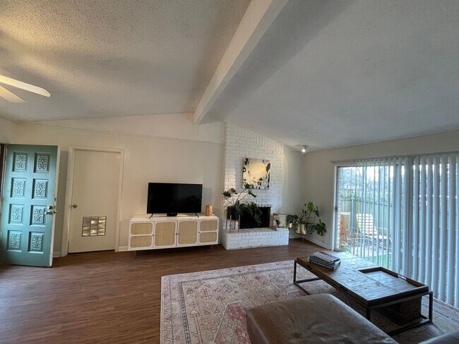 Building Photo - Beaver Trail (914)