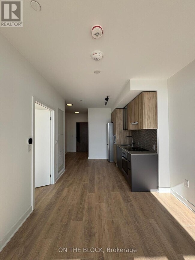 Building Photo - 1037 The Queensway