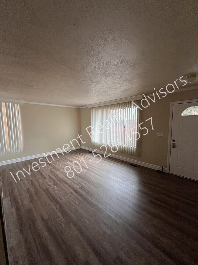Building Photo - Spacious Duplex in Holladay!