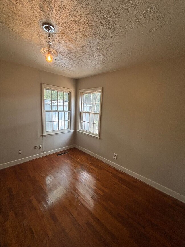 Foto del edificio - Home For Rent in SW Ardmore!
