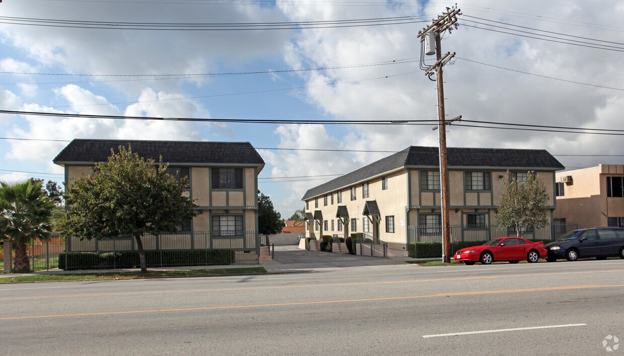 Building Photo - 13071-13073 San Fernando Rd
