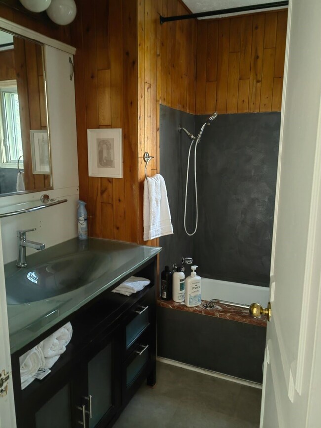 Building Photo - 6005 Rue Angèle