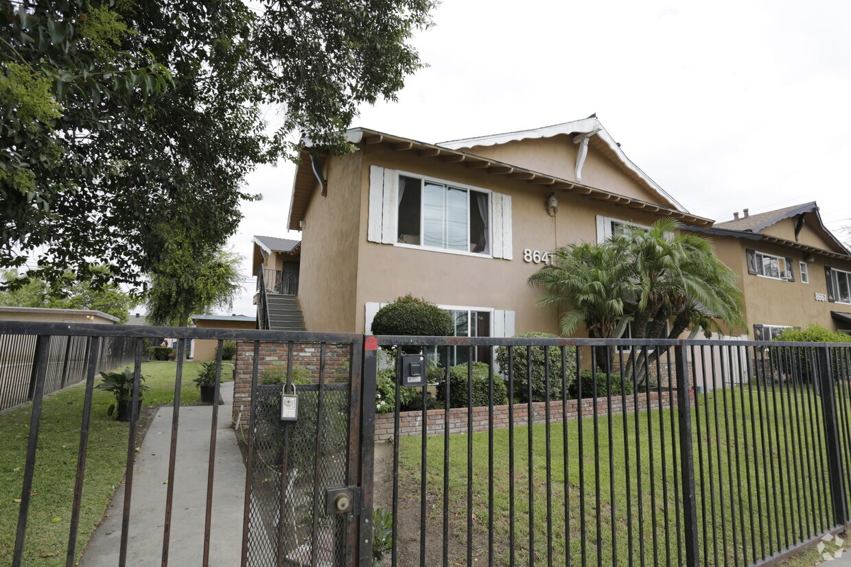 Foto principal - 8641 Cerritos Ave
